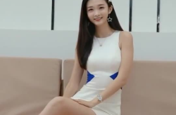 捕捉一名小姐姐英语,Holding the Hands of Fate: The Captivating Story of a Chance Encounter with a Damsel